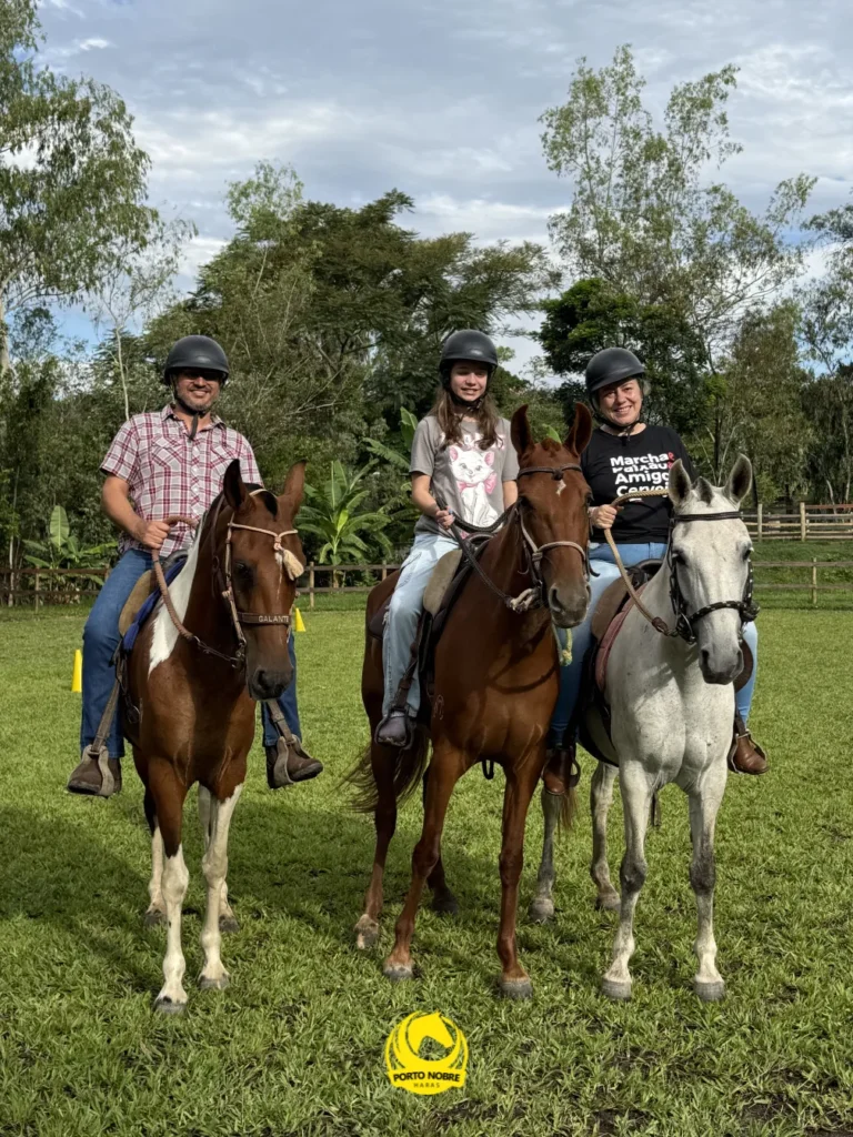 Cavaleiros compartilhando um momento no haras