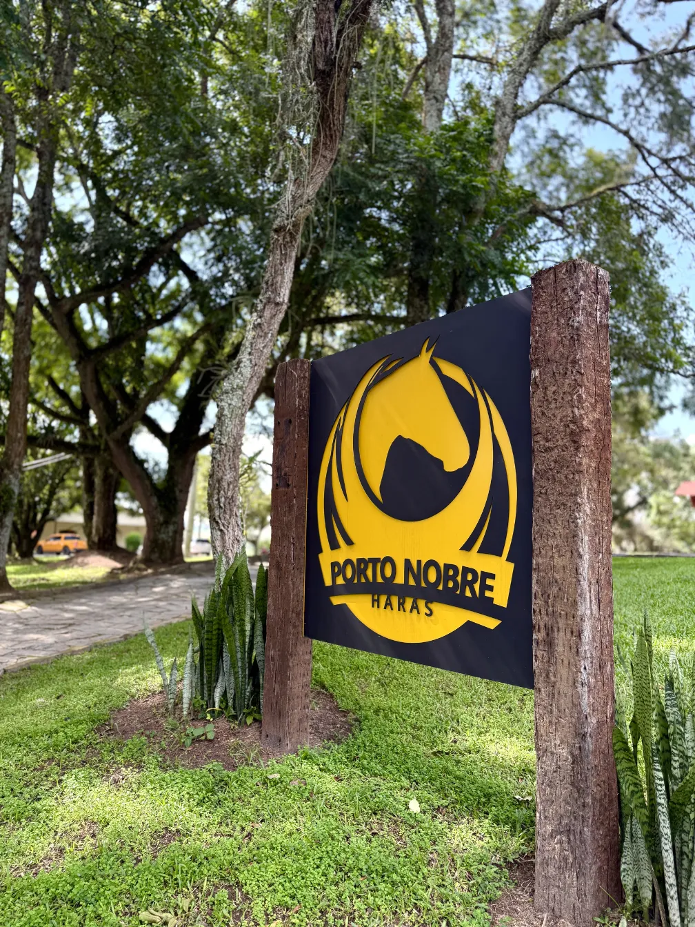 Identidade do Porto Nobre em meio à natureza do haras